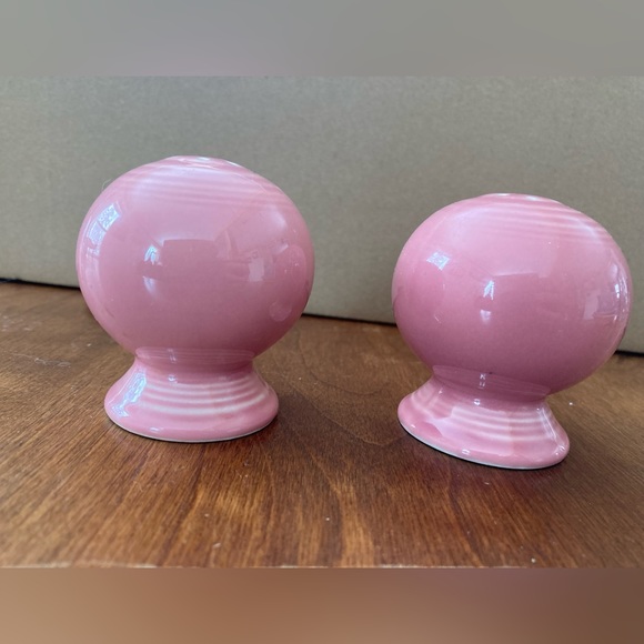 Vintage Fiestaware Pink Ball Round Salt & Pepper Shaker Retro - Picture 2 of 5
